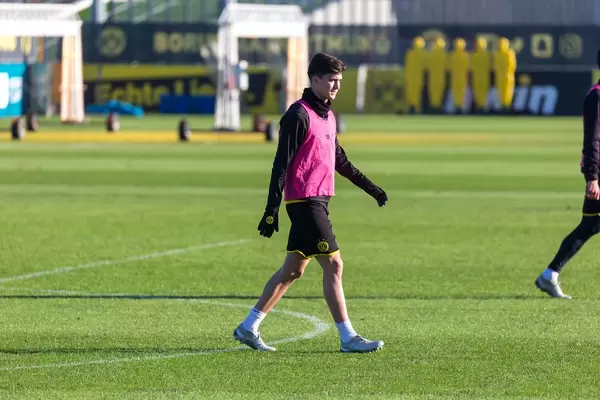 Argentinischer Abwehrspieler Leonardo Balerdi auf dem Trainingsplatz vom Borussia Dortmund