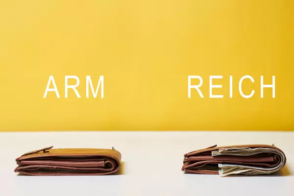 Arm und Reich - leere und volle Brieftasche