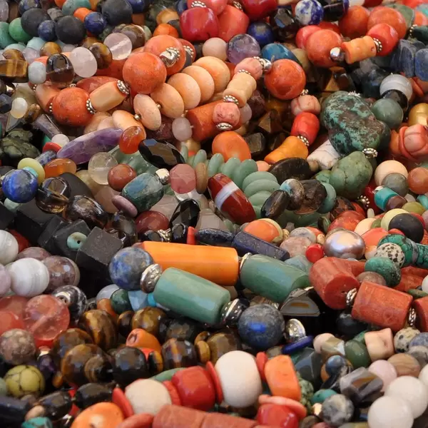 Armbänder aus bunten Steinen