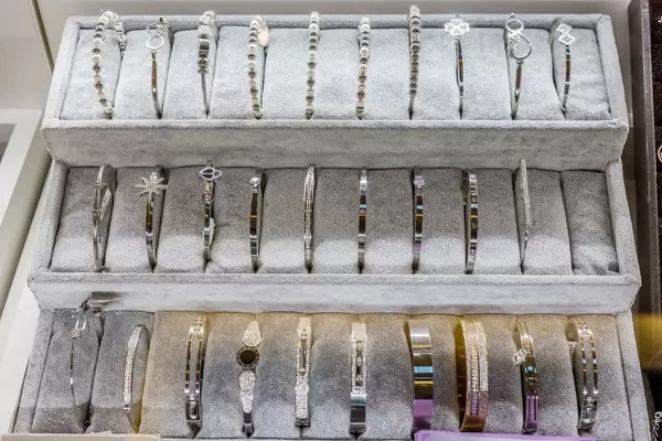 Armbänder in einer Vitrine eines Schaufensters eines Juweliers