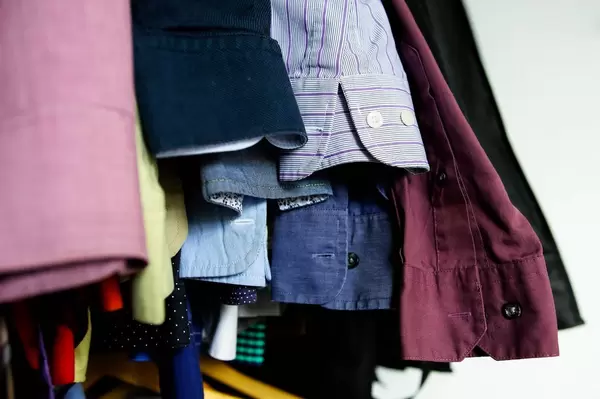 Ärmel von Männerhemden in verschiedenen Farben und Mustern