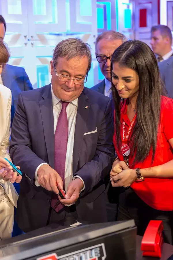 Armin Laschet spielt Super Mario Party auf der Gamescom 2018