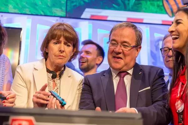 Armin Laschet und Henriette Reker spielen zum ersten Mal Mario auf der Nintendo Switch