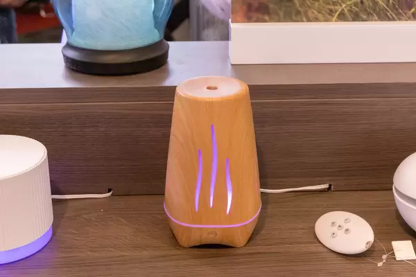 Aroma Diffusor in Holzoptik und lila Leuchtelement