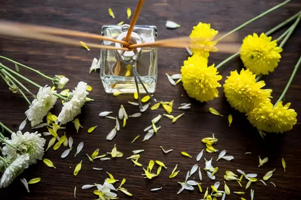 Aromatic sticks with white and yellow flowers