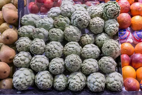 Artischocken am Obst und Gemüsestand in den Markthallen Mercat de la Boqueria an der La Rambla Promenade in Barcelona, Spanien