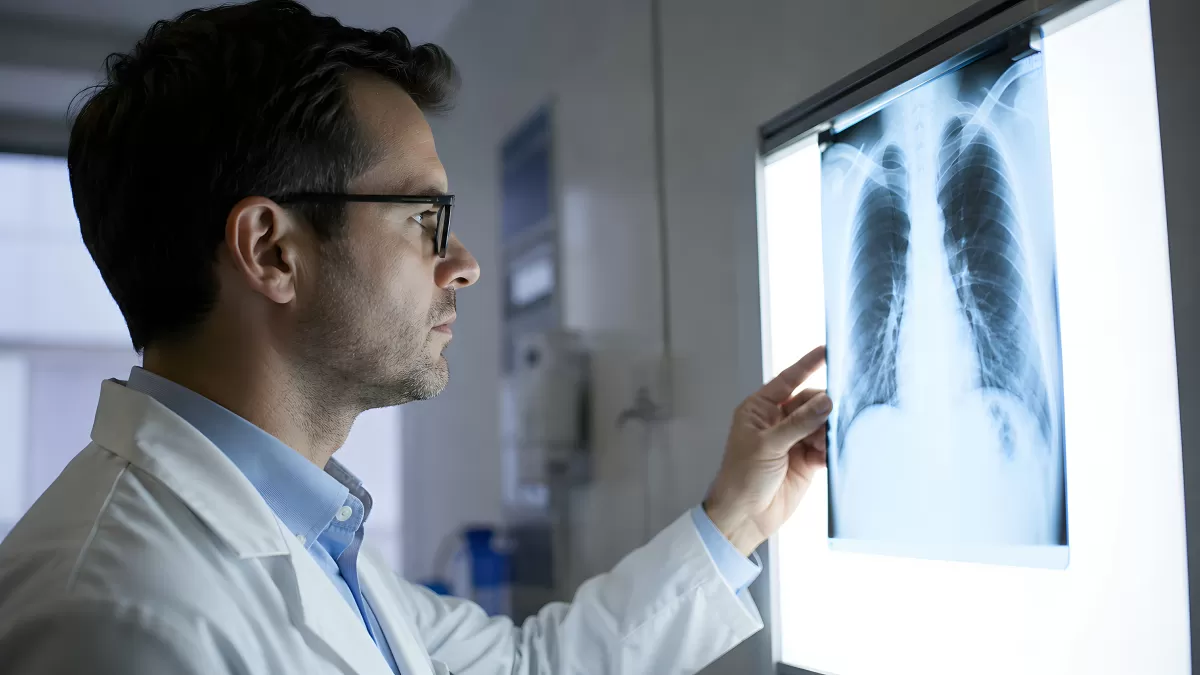 Arzt analysiert Röntgenbild der Lunge im Labor
