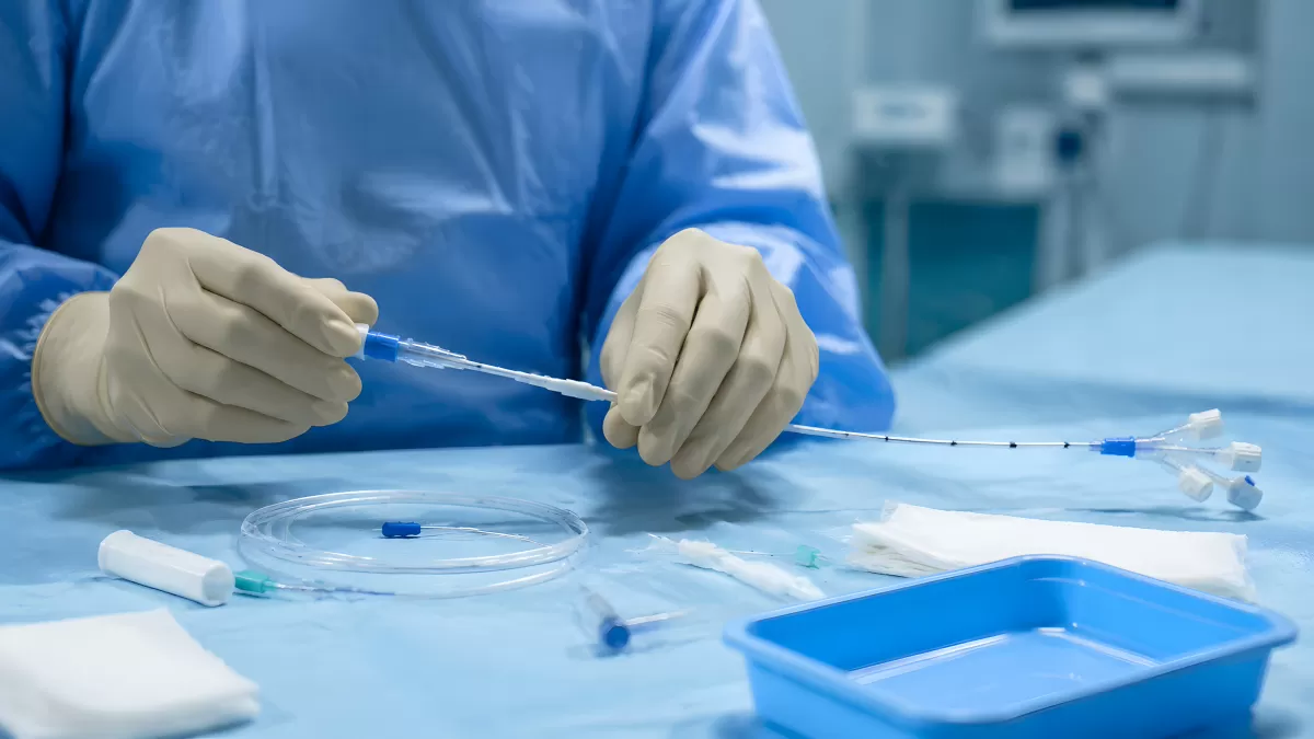 Arzt bereitet Zentralvenenkatheter im OP vor