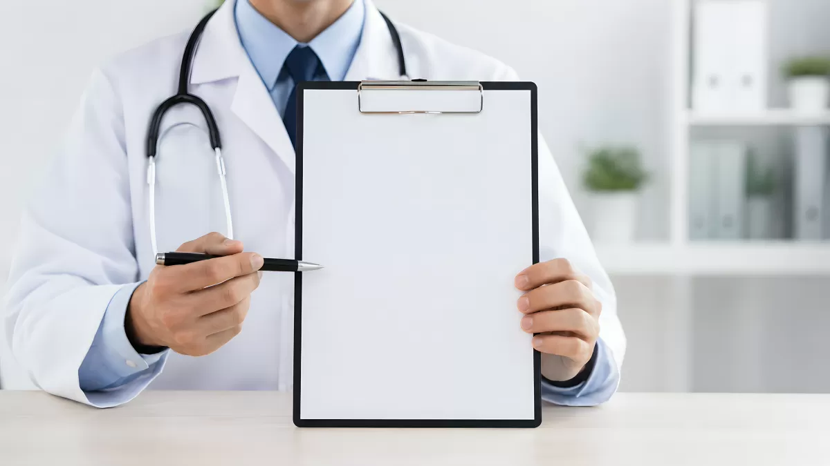 Arzt hält leeres Klemmbrett mit Stift in Klinik
