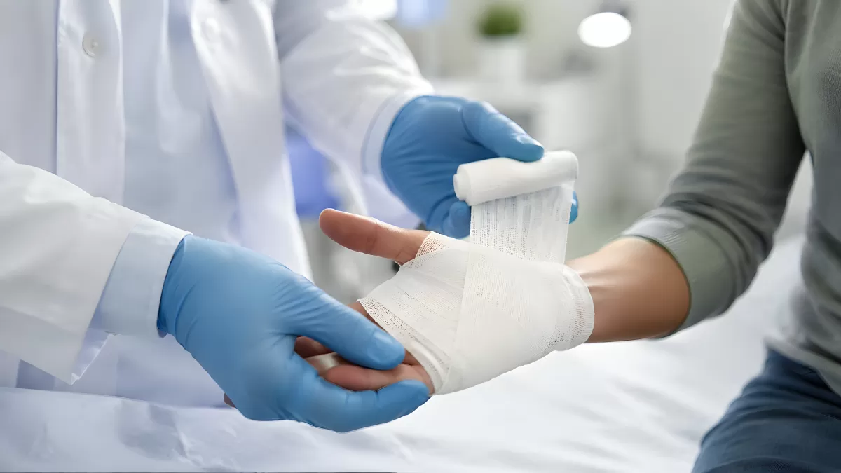 Arzt verbindet die Hand eines Patienten mit Bandage