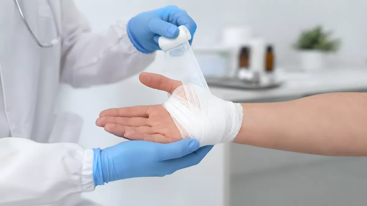 Arzt verbindet sorgfältig eine verletzte Hand