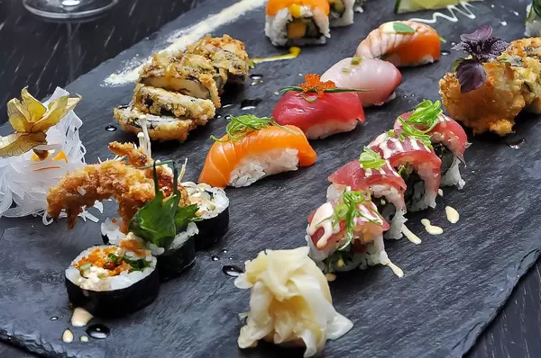 Asiatische Canapés mit rohem Fisch auf einer Schieferplatte