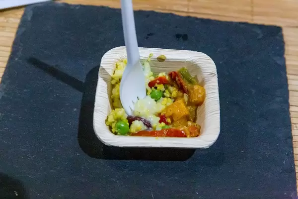 Asiatische Hirse Bowl mit Teriyaki-Tofusalat und Butternutsalat mit Datteln, dazu Kokos-Limettendressing