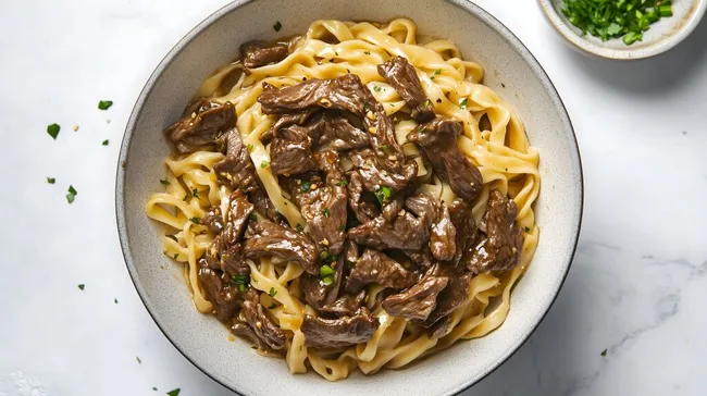 Asiatische Rindfleischnudeln in rustikaler Schüssel