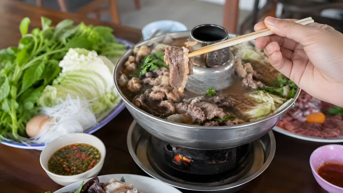 Asiatischer Hotpot mit Fleisch und frischem Gemüse