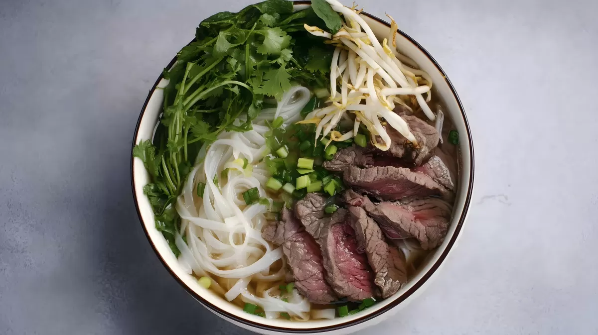 Asiatischer Nudelsuppen-Genuss mit Rindfleisch