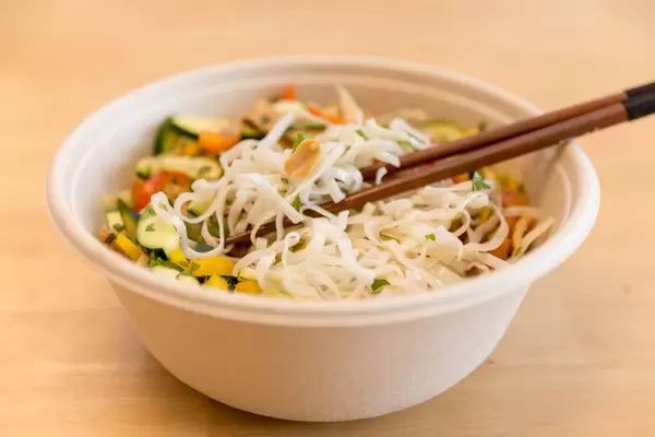 Asiatisches fleischloses Gericht mit Nudeln, Gemüse, Kräutern und Erdnüssen