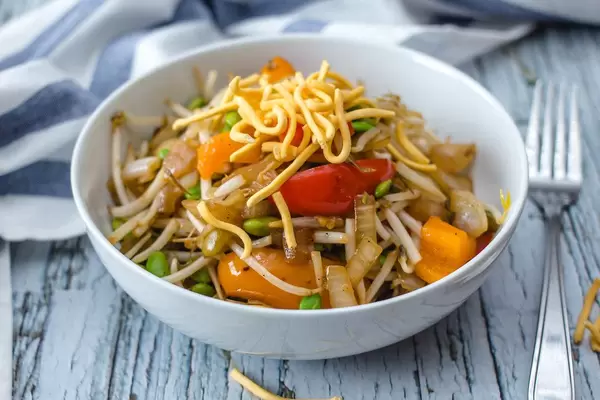 Asiatisches Gemüse mit der traditionellen Kochtechnik Stir Fry zbereitet