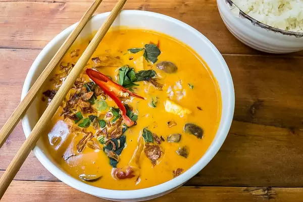 Asiatisches gemüsereiches Mittagessen mit japanischem Essbesteck