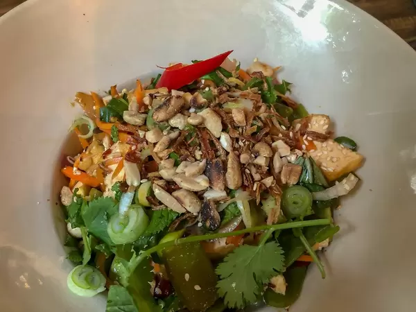 Asiatisches Mittagessen im Hans im Glück - Burgergrill Restaurant mit asiatischen Chillikarotten und Gemüse in Köln