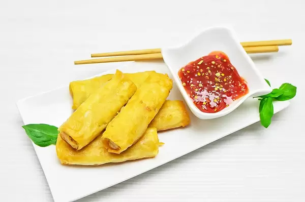Asiatisches Mittagessen mit Dip und Essstäbchen