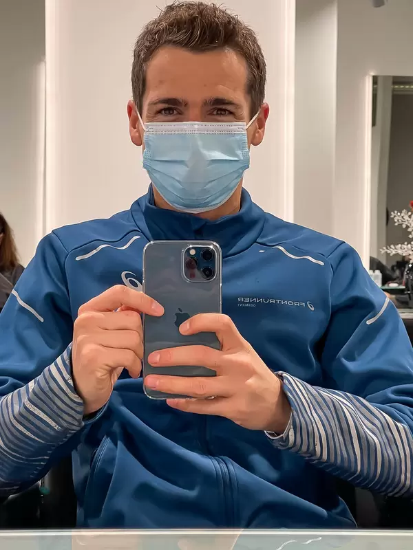 ASICS Frontrunner Spiegel-Selfie mit iPhone und Mundschutz: vor dem Training in Corona-Zeiten