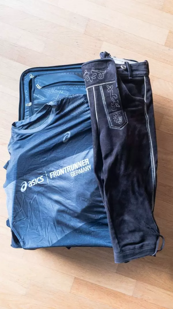 Asics Frontrunner T-Shirt und Lederhose