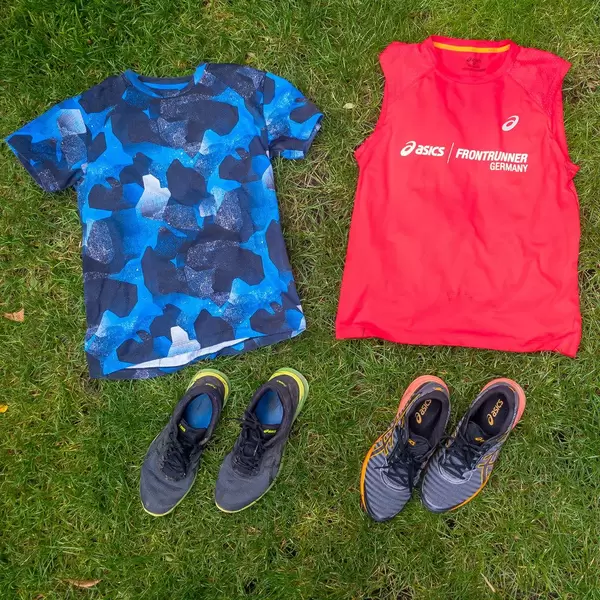 Asics Frontrunner Trikot und Laufschuhe
