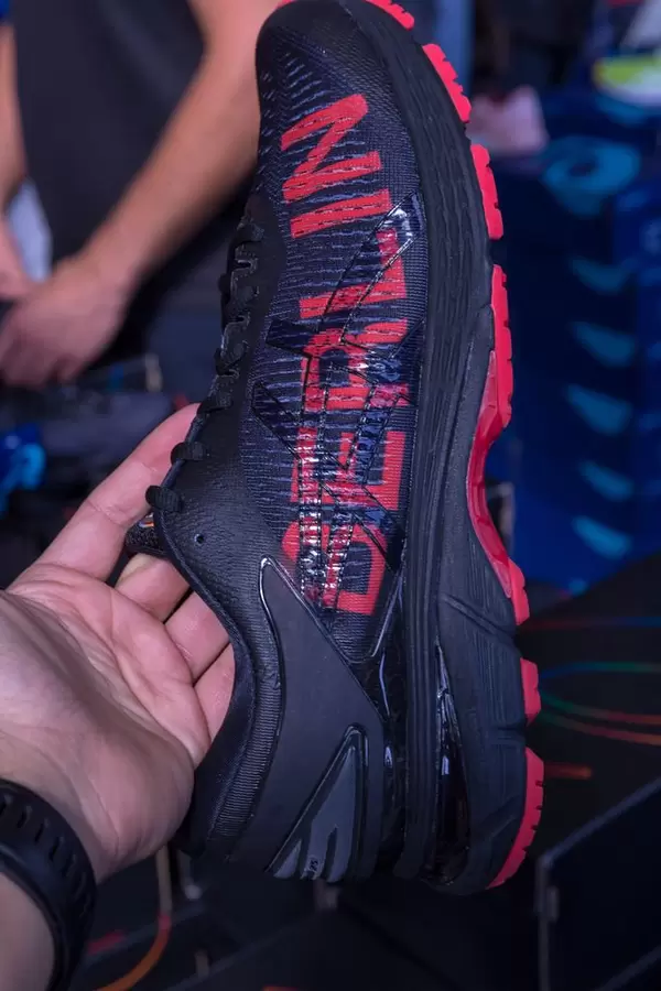 ASICS Gel-Kayano 25 City Icon Berlin in der Hand