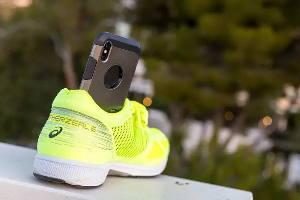 ASICS Laufschuh wird als Smartphone-Stativ verwendet