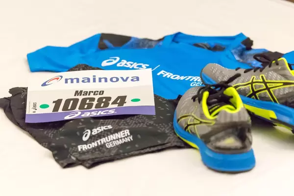 ASICS Laufschuhe, Sportbekleidung und Startnummer