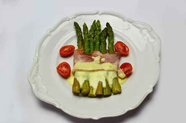 Asparagus baked with bacon