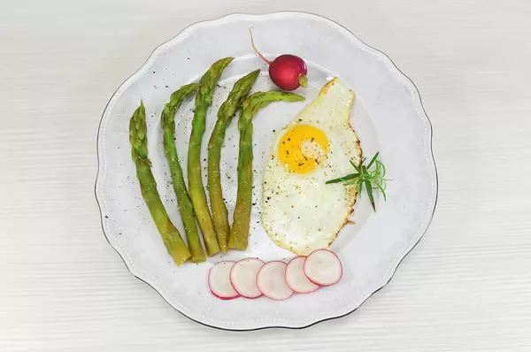 Asparagus with fried egg