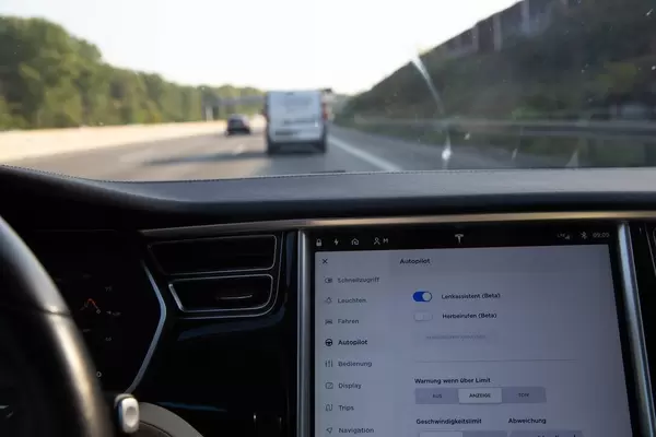 Assistenzsystem: Einstellungen auf dem Touchscreen im Tesla Model S für die Autopilot-Funktion