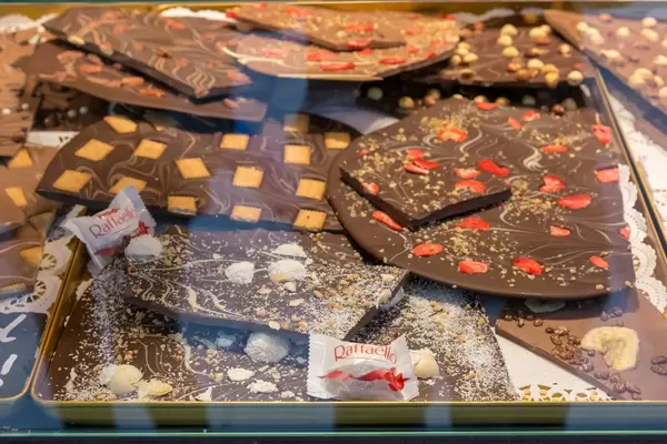 Assortierte frische Brechschokolade mit Erdbeere, Kokos, Nüssen und Keksen, dekoriert mit Raffaello