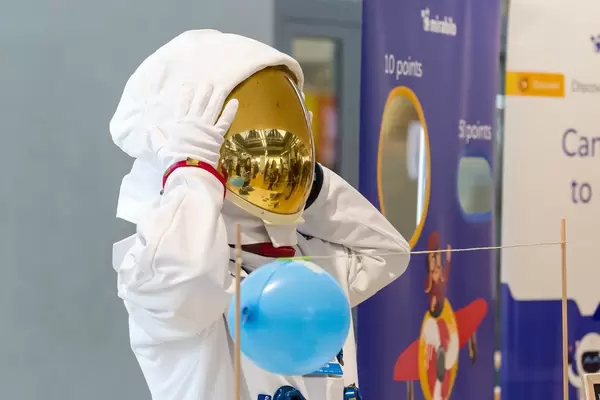 Astronaut am am Startup-Messestand der Mirabilo Lernsoftware für projektbasierte Lernmethoden