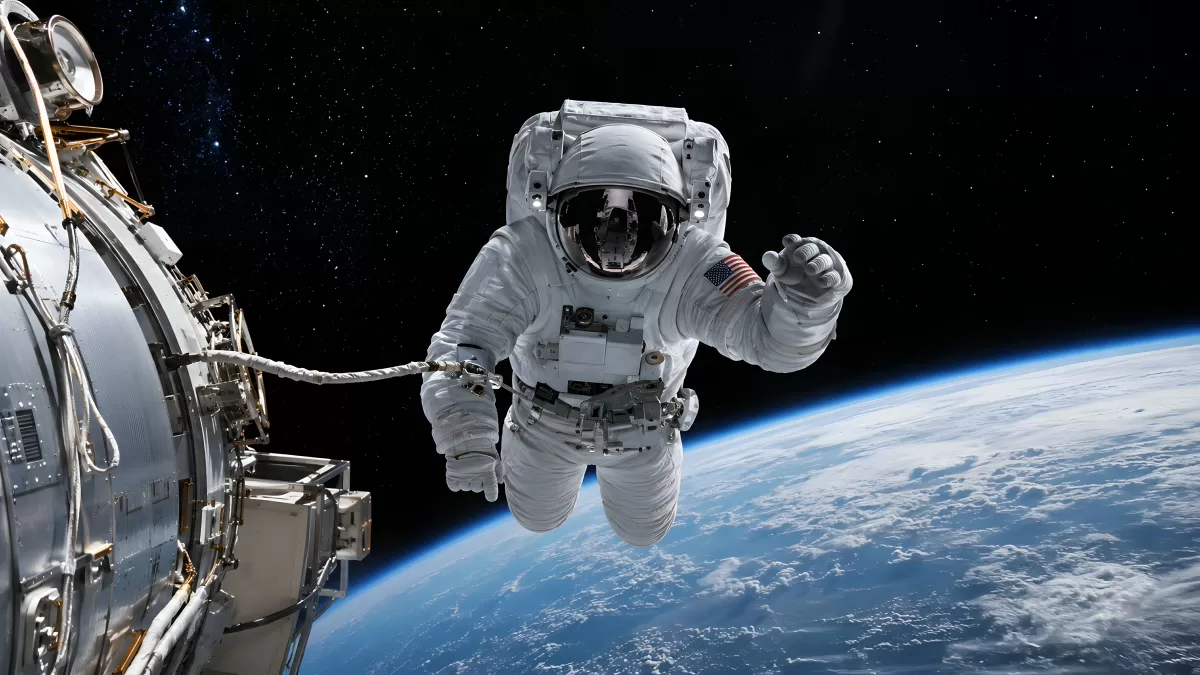 Astronaut beim Spacewalk über der Erde im All