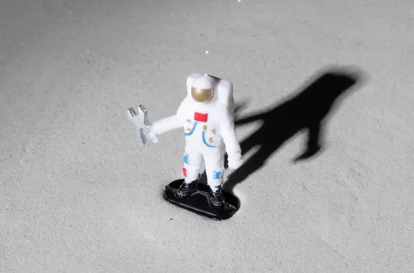 Astronaut läuft auf dem Mond