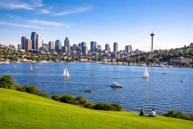 Atemberaubende Skyline von Seattle am Wasser
