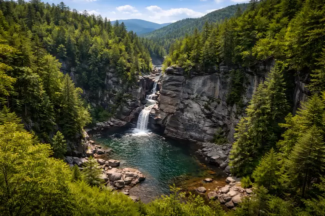 Atemberaubender Wasserfall inmitten der Bergwälder