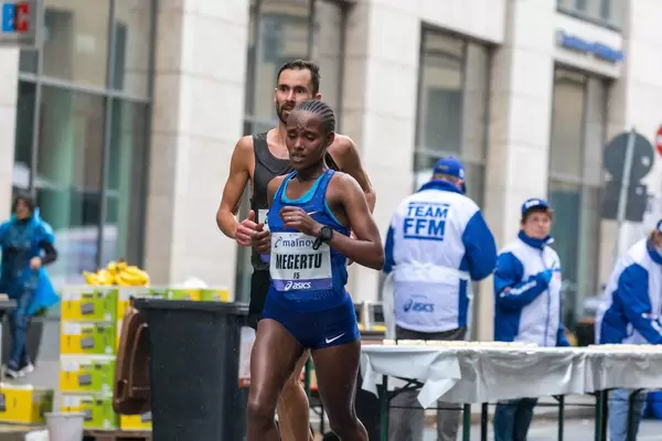 Äthiopierin Alemu Kebede Megertu auf der Strecke des Frankfurter Marathon wird zweite