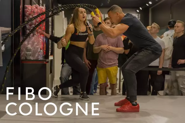 Athlete and sports fair visitor trains with a Battlerope, next to the picture title "Fibo Cologne"