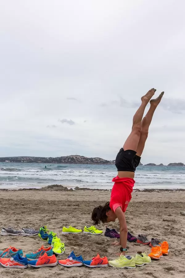 Athletisches Mädchen macht einen Handstand