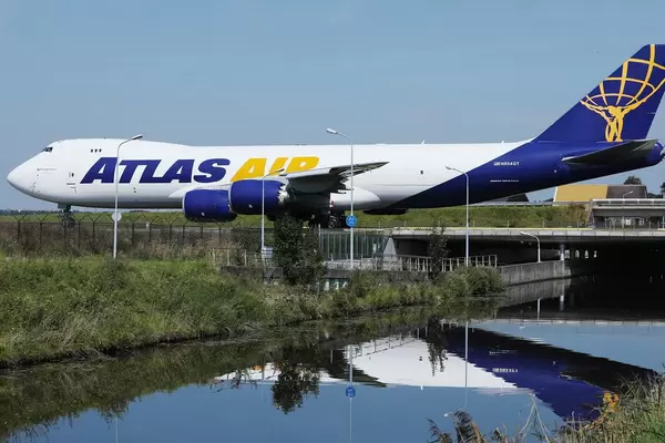 Atlas-Air-Boeing-B747 Cargo Flugzeug rollt auf dem Flughafen Amsterdam Schiphol