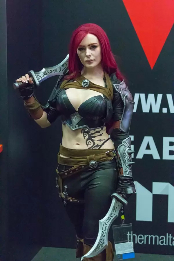 Attraktive Cosplayerin mit langen Messern auf der Gamescom 2018