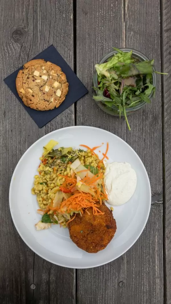 Aubergine-Kartoffel-Kroketten mit Ebly Zartweizen, Gemüse-Risotto mit Estragon-Aioli und kleinem gemischten Salat. Drafusicht
