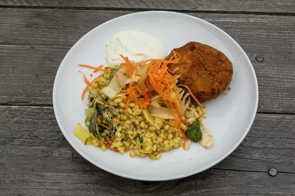 Aubergine-Kartoffel-Kroketten mit Ebly Zartweizen, Gemüse-Risotto mit Estragon-Aioli und kleinem gemischten Salat