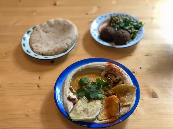Aubergine mit würziger Mango-Tamarinde, Carrot Cake mit Cashew-Lemon Frosting und Fladenbrot