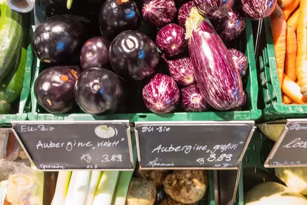 Aubergine violett und graffiti im Supermarkt