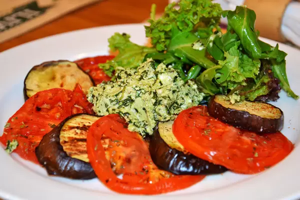 Auberginen mit Tomaten und Käse